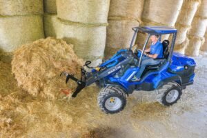 MultiOne mini loader 9 series with manure fork copia